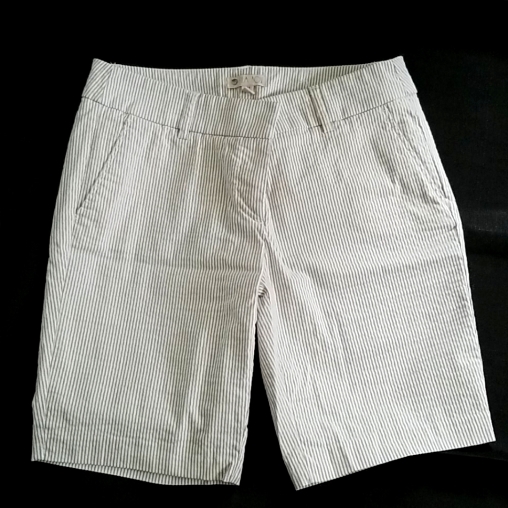 LAST CHANCE Lila Rose Seersucker Cotton Shorts in Tan & White- Size 6 - EUC
